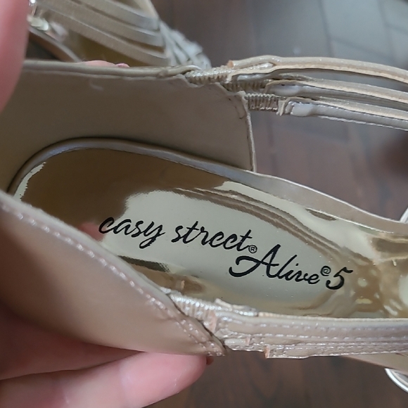 New Easy Street Alive 5  Gold  Oceana Strappy Sandal Heels Women's size 8.5 mix - Picture 8 of 14